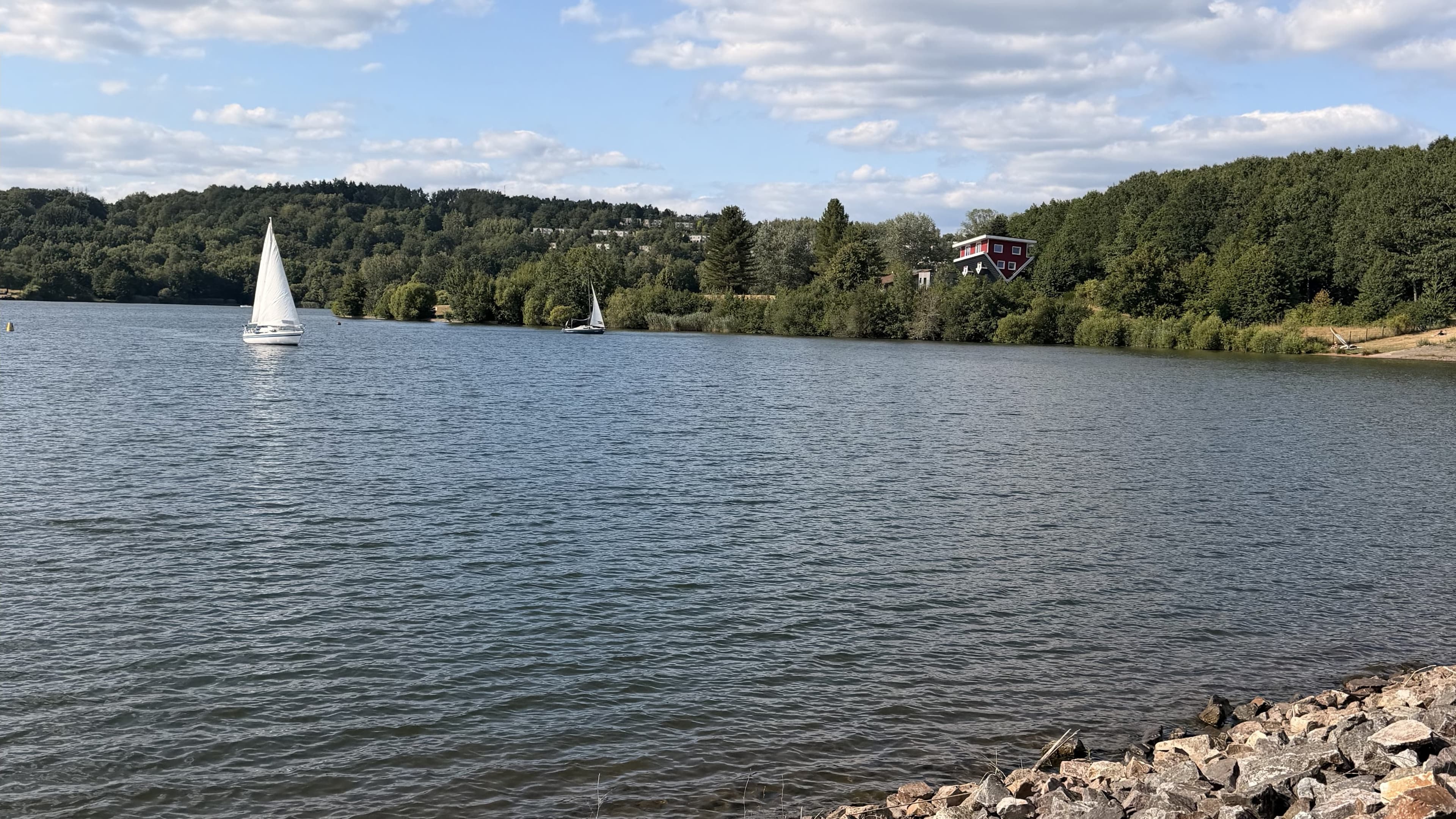 Bostalsee Nohfelden: Bild des Sees mit Bäumen und Segelboten